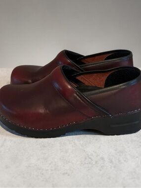 Dansko Professional Clogs – Burgundy Cordovan Cabrio – Unisex Size Women 13.5-14